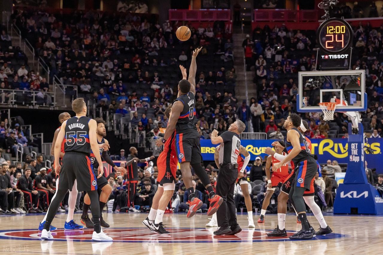 开云体育下载APP-三分里程碑！杜兰特32+7+3打爆活塞！火箭探花奇兵，阿门完胜弟弟